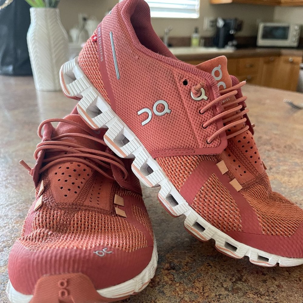 ON Cloud Running Shoe in Orange - size 6.5W